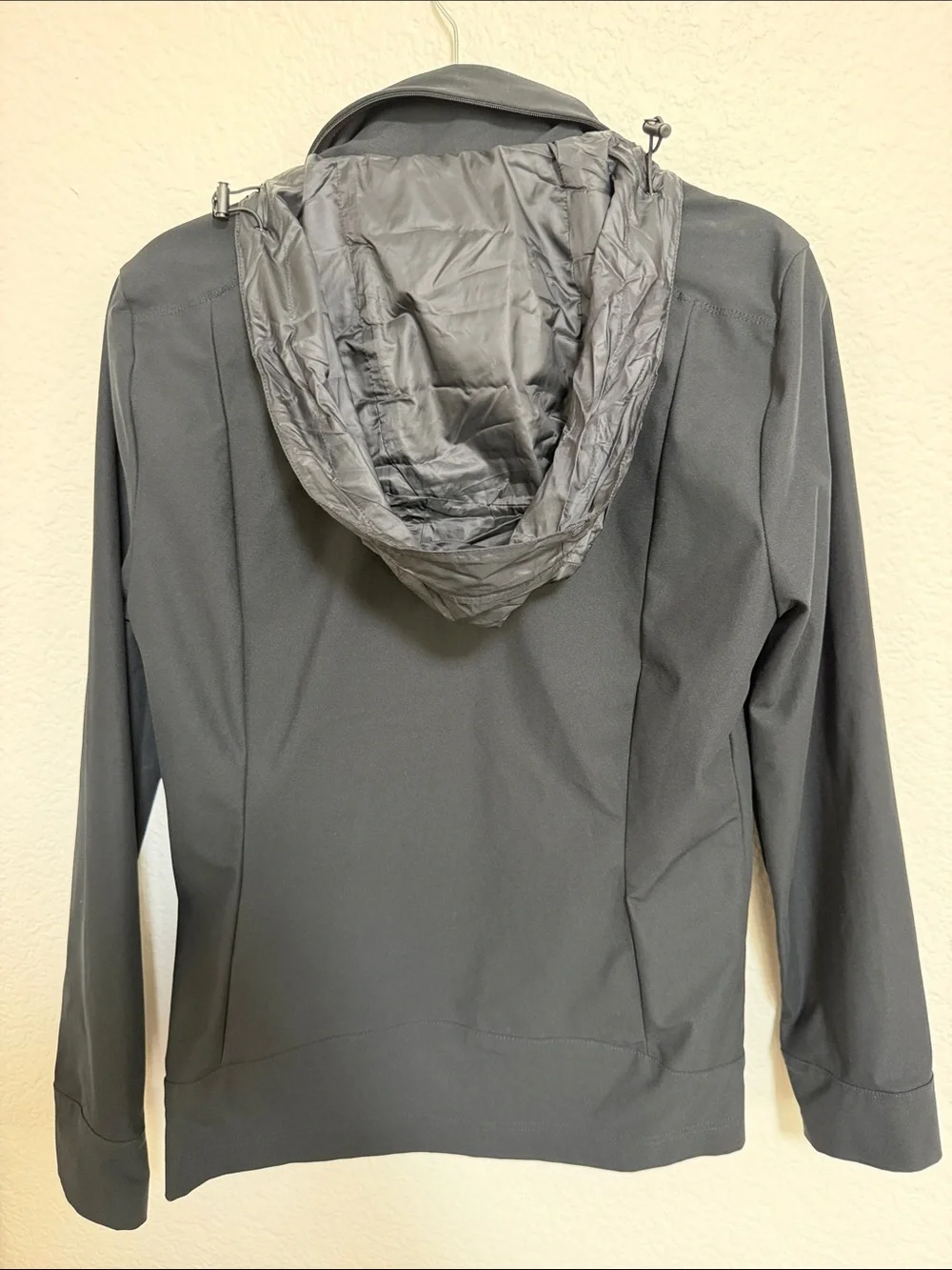 Lululemon Athletica men’s black runners jacket windbreaker with vents and hoodie